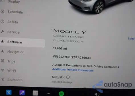 2024 Tesla Model Y Long Range Dual Motor All-Wheel Drive z USA, uszkodzony, nr VIN 7SAYGDEE8RA286933